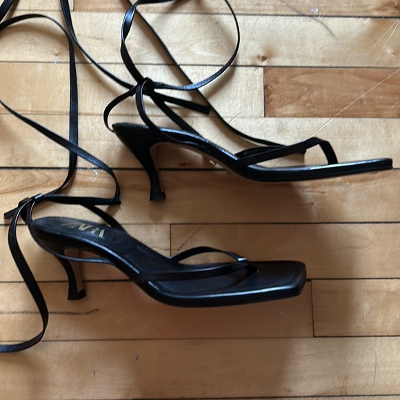 Zara Black Ankle Wrap Square Toes Trendy 3” Heeled Sandals - Picture 4 of 8